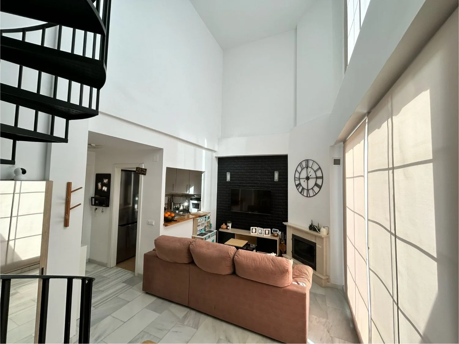 Salón con techos altos y chimenea